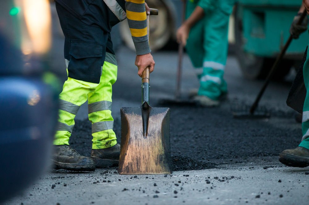 custom-asphalt-paving-service An expert contractor performing custom asphalt paving service